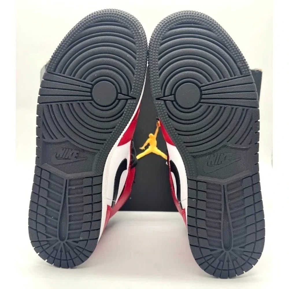 Nike Air Jordan 1 Mid Chicago Black Toe Size 7Y Lightly Worn ONCE 554725-069